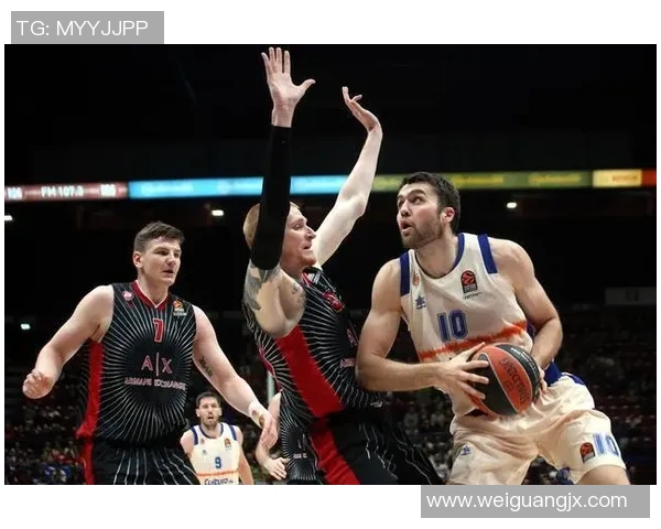 费内巴切与加队激战正酣争夺胜利的关键时刻分析与展望